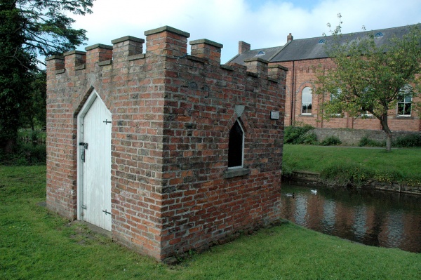 The Leech House is a Grade II listed building and is believed to have been used by the local Apothecary for the storing of leeches which were used to draw blood from patients as a cure many ailments. Vistors are welcome to use the garden.